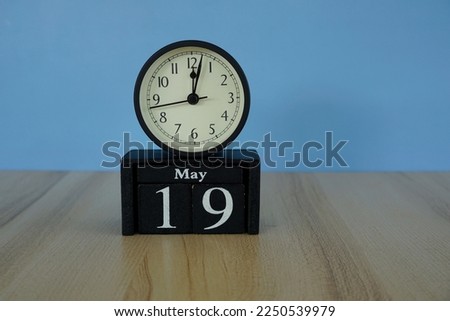 alarm clock with calendar cube date 19 May