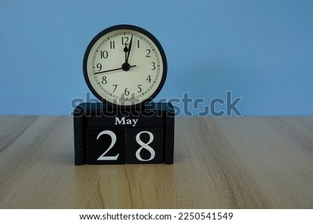 alarm clock with calendar cube date 28 May