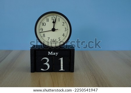 alarm clock with calendar cube date 31 May