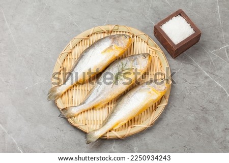 
Lightly salted and whole dried croaker.