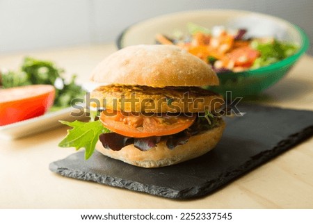 Vegetarian burger made with a mixture of vegetables and products such as tofu or seitan.