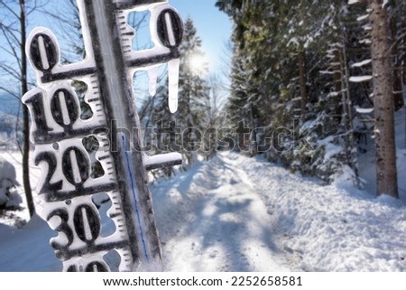 Thermometer shows cold temperatures on road
