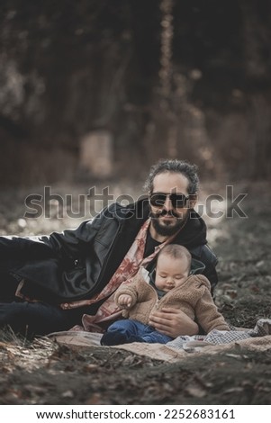 New born fall family photo shoot in forest with cool dad