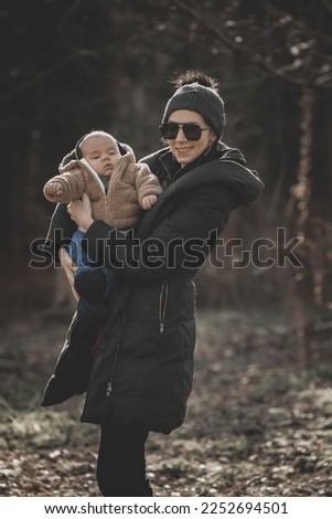 New born fall family photo shoot in forest with mom in sunglasses