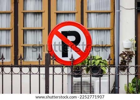 
the forbidden parking sign located in the old city of Semarang means that newcomers are only allowed to walk through the old city, not using either motorbikes or cars