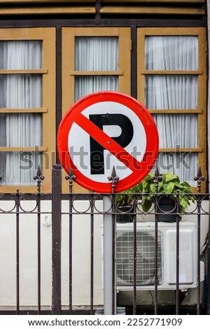 
the forbidden parking sign located in the old city of Semarang means that newcomers are only allowed to walk through the old city, not using either motorbikes or cars