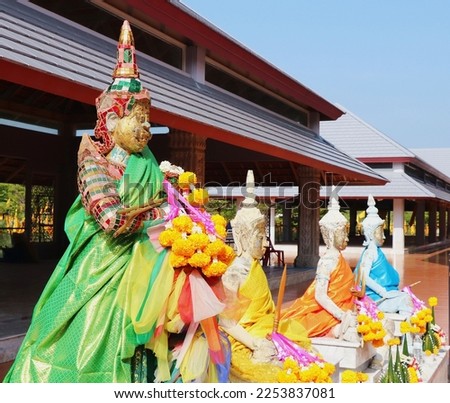 Wat Ketumadi Sriwararam A temple with a beautiful pagoda The golden color is bright and very large. able to see far There are many animal statues in the temple. The pagoda was built in a solid and bea