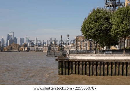 A viewpoint is built out over the river close to Canary Wharf Pier. Along the stretch of the river we see Limehouse, Wapping and the high rises of the City of London. 
 
Image ref 202109084710e