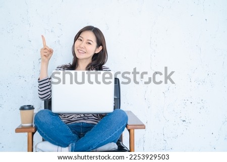 A woman who works remotely in a bright white living room and guides.
