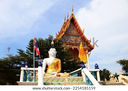 Wat Kaeo Mongkhon, a temple next to the sea, has a large Buddha image in the ordination hall and many wax figures of monks. Peaceful place away from the hustle and bustle Suitable for Dharma practice