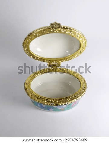 Ceramic gift box with golden pattern 