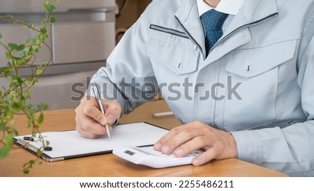 A salesman in work clothes.Visit the customer's home and conduct a hearing. Royalty-Free Stock Photo #2255486211