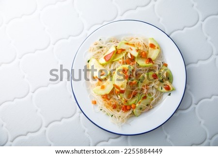 Rice noodles with courgette and chili