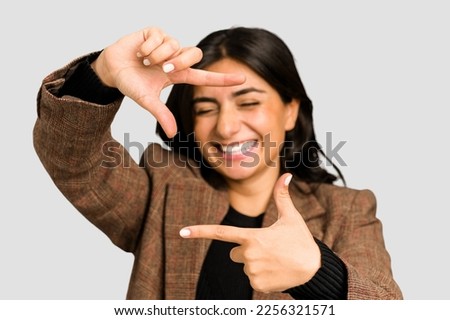 Young indian business woman doing a frame gesture