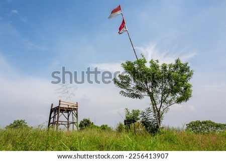 the view of the top of the hill which is marked by victory in the form of a flag symbol and a wooden tower as a monitor of the surrounding area so that it becomes a benchmark for climbers to get there