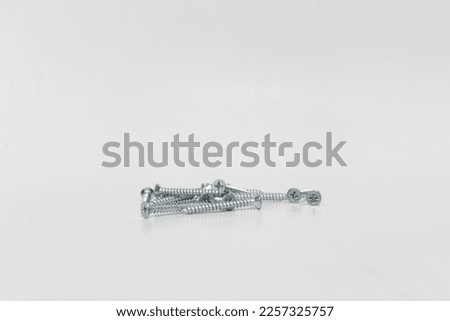 a picture of pile of screws