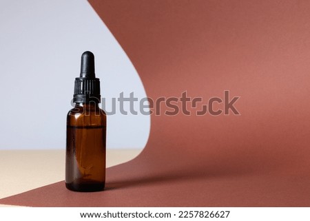 Image of glass bottle with pump and copy space on brown background. Plastic free beauty, health and beauty, sustainability concept.