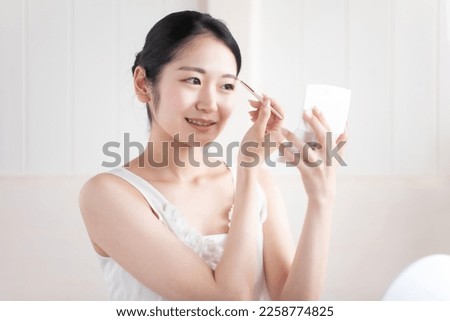A woman who draws makeup, eyebrows, and eyebrows Royalty-Free Stock Photo #2258774825