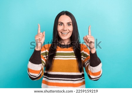 Photo portrait surprised young promoter new social media website advert point fingers up empty space shocked isolated on aquamarine color background