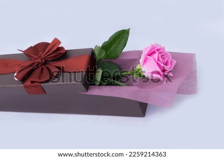 Many roses that was arranged in the box make a gift