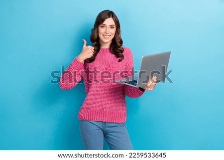 Photo of young cheerful woman brunette wavy hair wear pink jumper coder python thumb up recommend new program isolated on blue color background