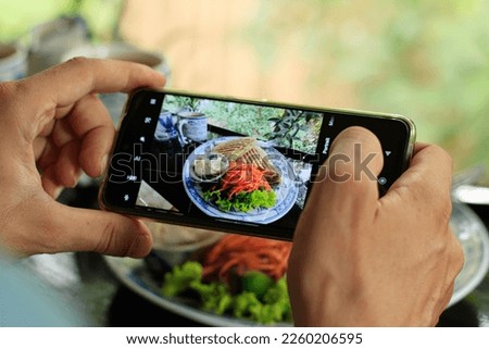 Taking pictures of food with a smartphone for social media post