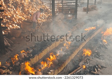 
Khao Lam is a Thai food mixture of glutinous rice, coconut milk, sugar, put in a bamboo tube and then burned. that uses coconut shells as fuel, has a white queen
