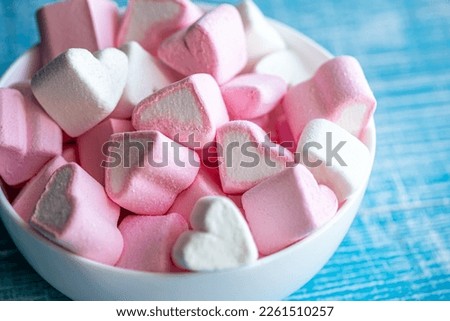 Bowl with marshmallows in the form of hearts, close up.