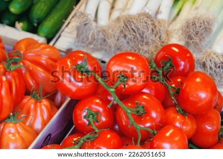picture of tomatoes and other vegetables on a farmers market