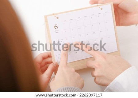 Men and women staring at the June calendar.

On the 18th, the event is described as "Father's Day" in Japanese.