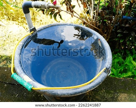 this is water flowing from the clam to the bucket