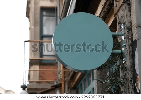 Photo blank signboard on the street with copy space
