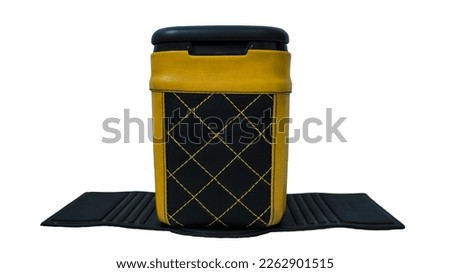 A portable trash can, a trash can that is usually used in a vehicle, and this is an important accessory needed to keep the vehicle clean.