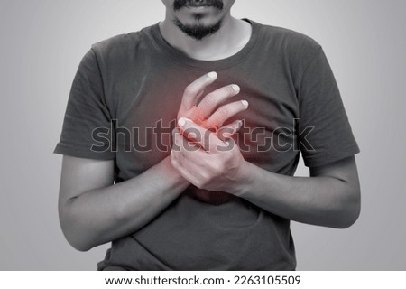 A man pain palm hand symptoms because arthritis.