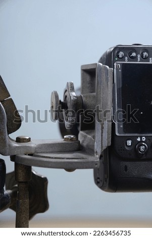The closeup of the screw type camera mount of the old camera stand.
