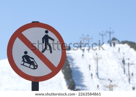 Sign on the ski slope. Sledding and walking are prohibited.