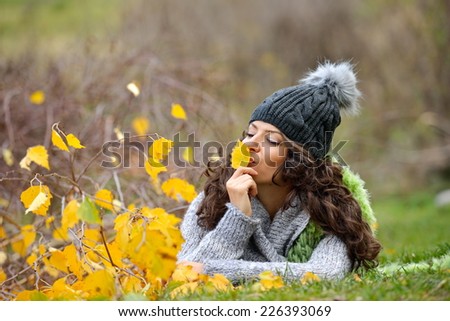 young smiling woman outdoor in autumn