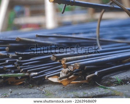 a long iron rod used to build walls or the foundation of a building