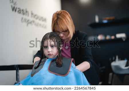 he photo also shows a strong bond between the little girl and the hairdresser