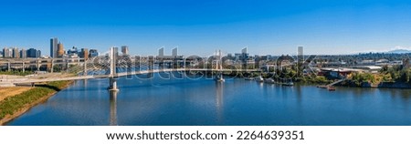 Portland, Oregon, USA skyline panorama on the Willamette River.