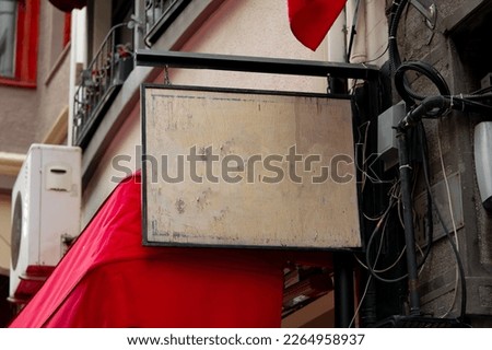 Photo blank signboard on the street with copy space