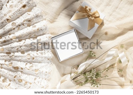 5x5 gift card mockup with present box