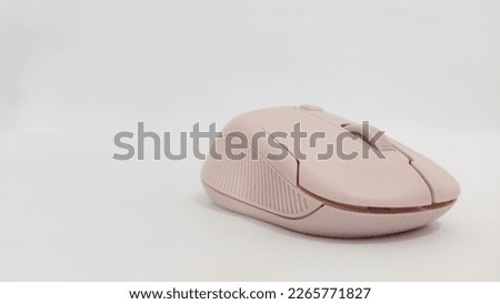 Mouse wireless komputer minimalis, warna pink ke putih dengan latar belakang putih 
