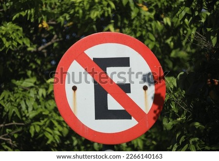 Road sign that warns of prohibited parking