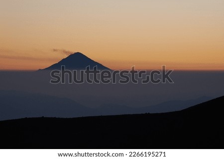 These photos are of the Ixtlacihuatl Volcano or better known as Nevado de Toluca, to take these photos I spent the night in a refuge and before dawn I climbed up one of its slopes until the sun settle
