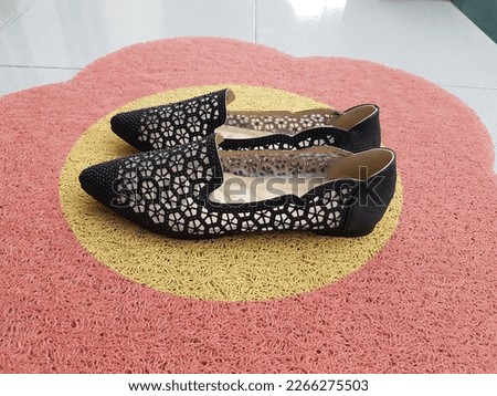 Black and elegant flatshoes for young people.