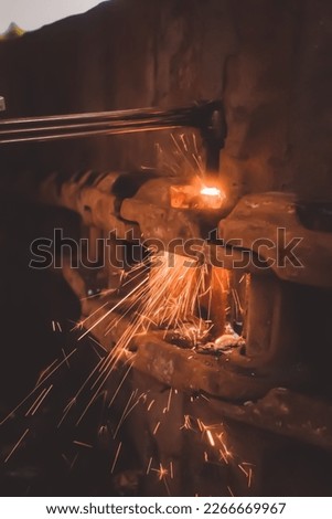 The process of cutting bolts using a welding blender.