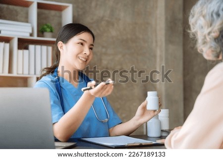 Female therapist gives medication advice to an elderly patient.