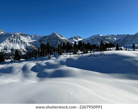 Beautiful sunlit and snow-capped alpine peaks above the Swiss tourist sports-recreational winter resort of Arosa - Canton of Grisons, Switzerland (Schweiz)