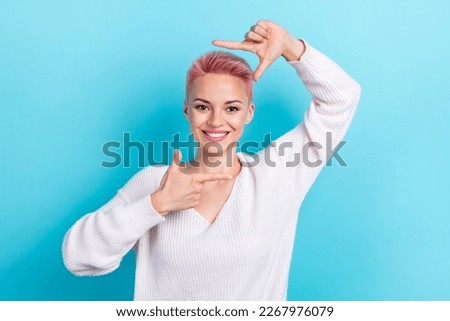 Photo portrait of young attractive cheerful optimistic adorable woman showing fingers planning image eureka isolated on aquamarine color background
